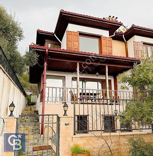 Cb' Den Akyaka' Da Deniz Manzaralı Tripleks Havuzlu Villa