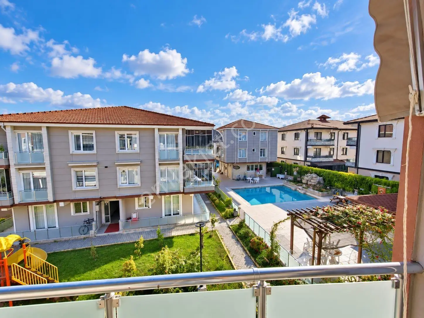 İlkim 2 Sitesi Havuz Cepheli Kombi