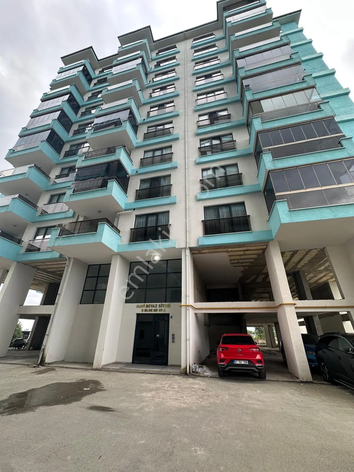 Detay'Dan Rize Pazar'Da Mavi Beyaz Sitesinde 3+1 Satılık Daire