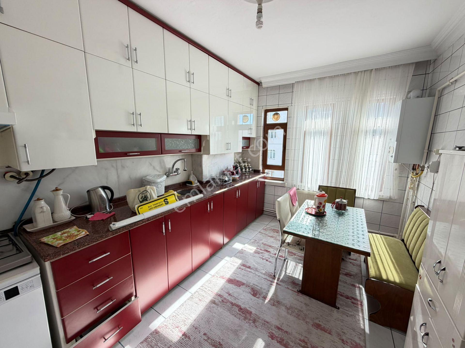 Paşaköşkünde Satılık 3+1 Ara Kat Daire — fotoğraf 2