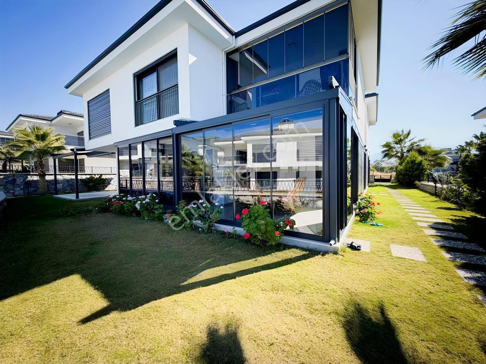 Kuşadası Soğucakta Geniş Bahçeli Full Eşyalı Satılık Villa