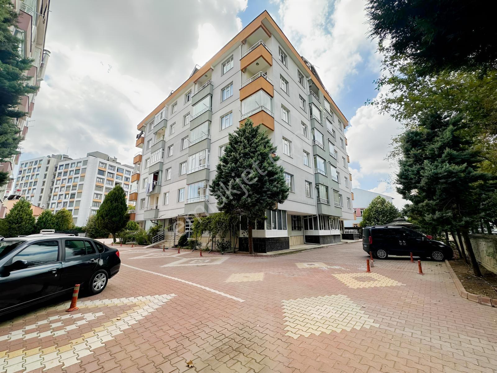 ''Ahmet Özcan Ve Aymanas Caddesi Kesişimi 3+1 Daire''