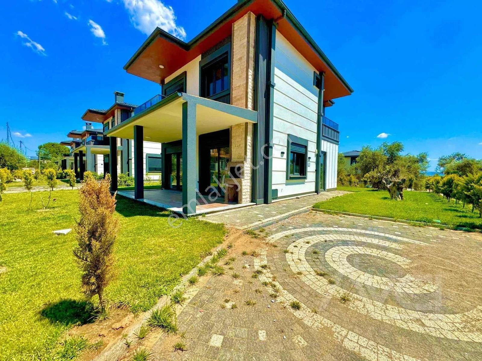 Avcı'dan Yürüyüş Yolu Cepheli 4+1 Tam Müstakil 300m2 Arsa Villa