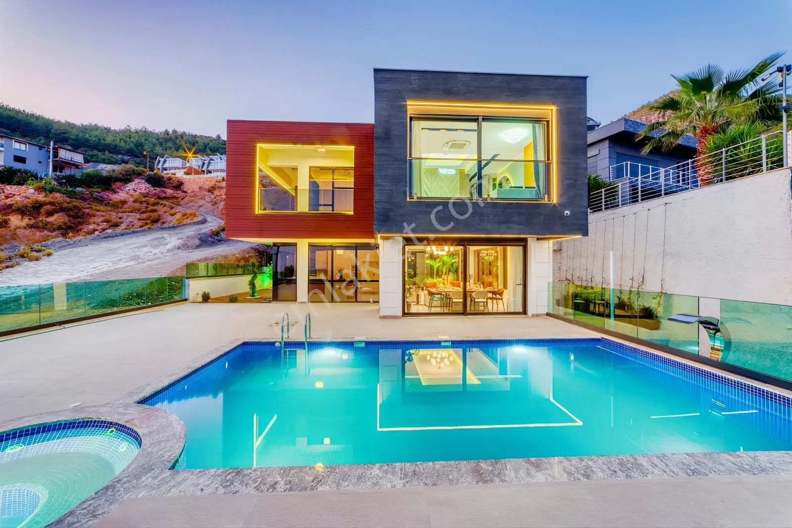 Alanya Tepe'De Deniz Ve Kale Manzaralı Lüks Villa