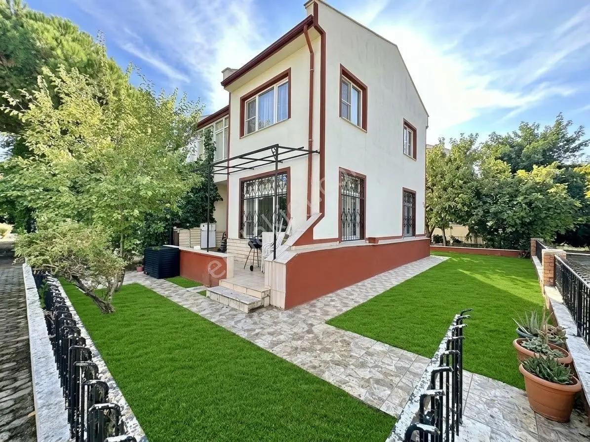 ꧁Ay Emlaktan꧂Geniş Bahçeli Denize 250Mt Mesafede Doğalgazlı 3+1 Köşe Villa