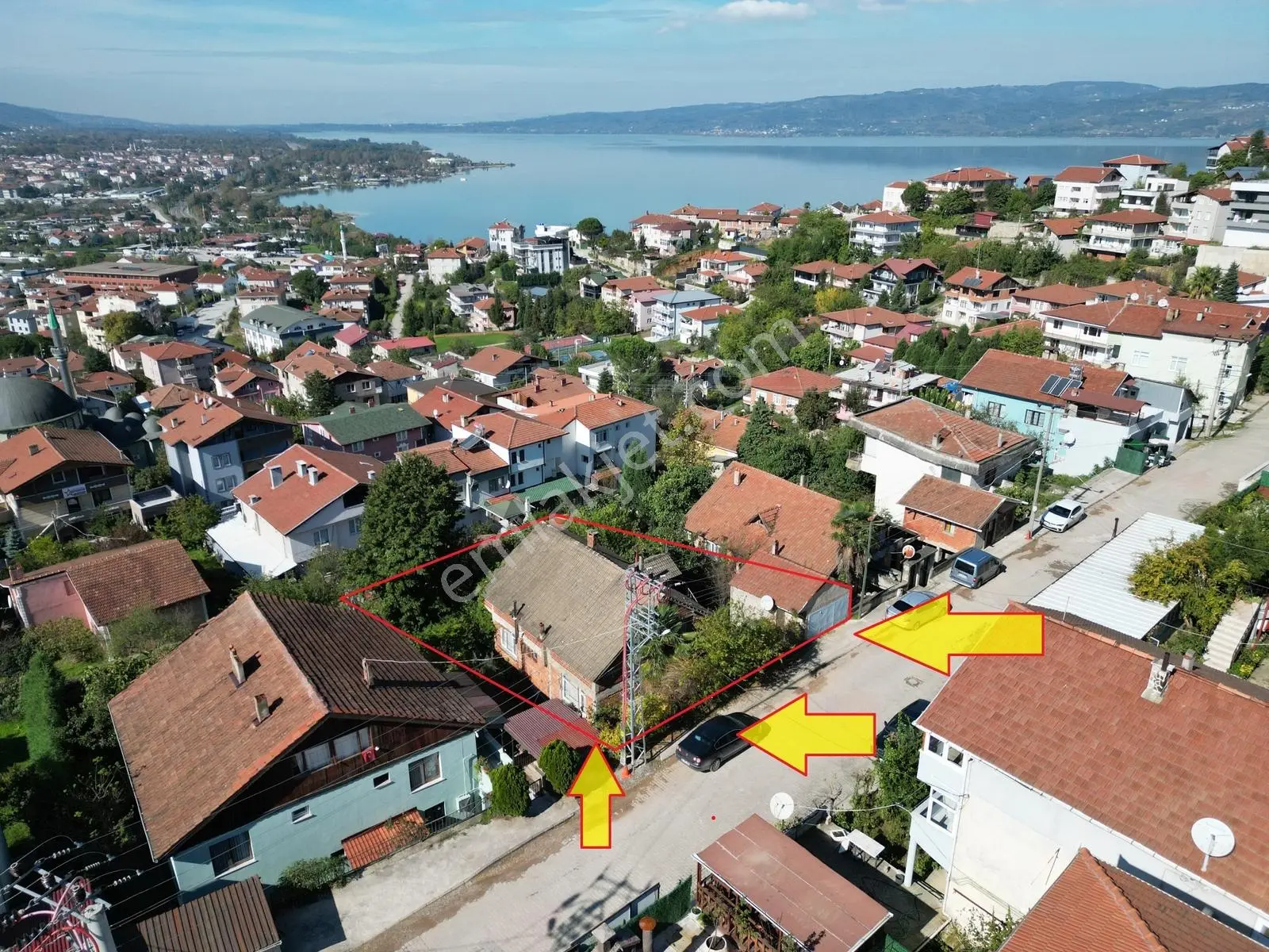 Satılık Göl Manzaralı E.Müstakil Ev Ve 577 M2 İmarlı Arsa
