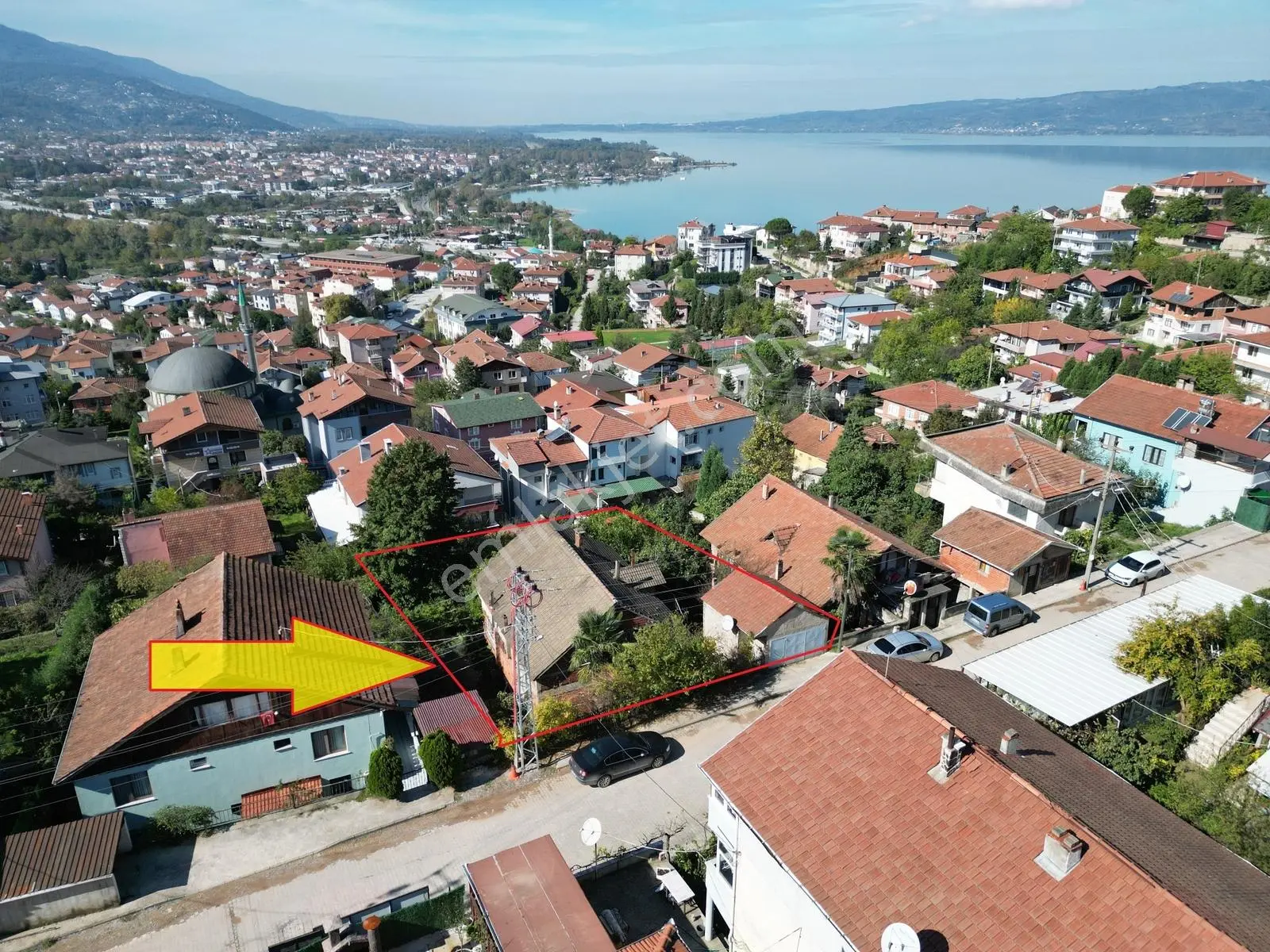 Satılık Göl Manzaralı E.müstakil Ev Ve 577 M2 İmarlı Arsa — fotoğraf 2