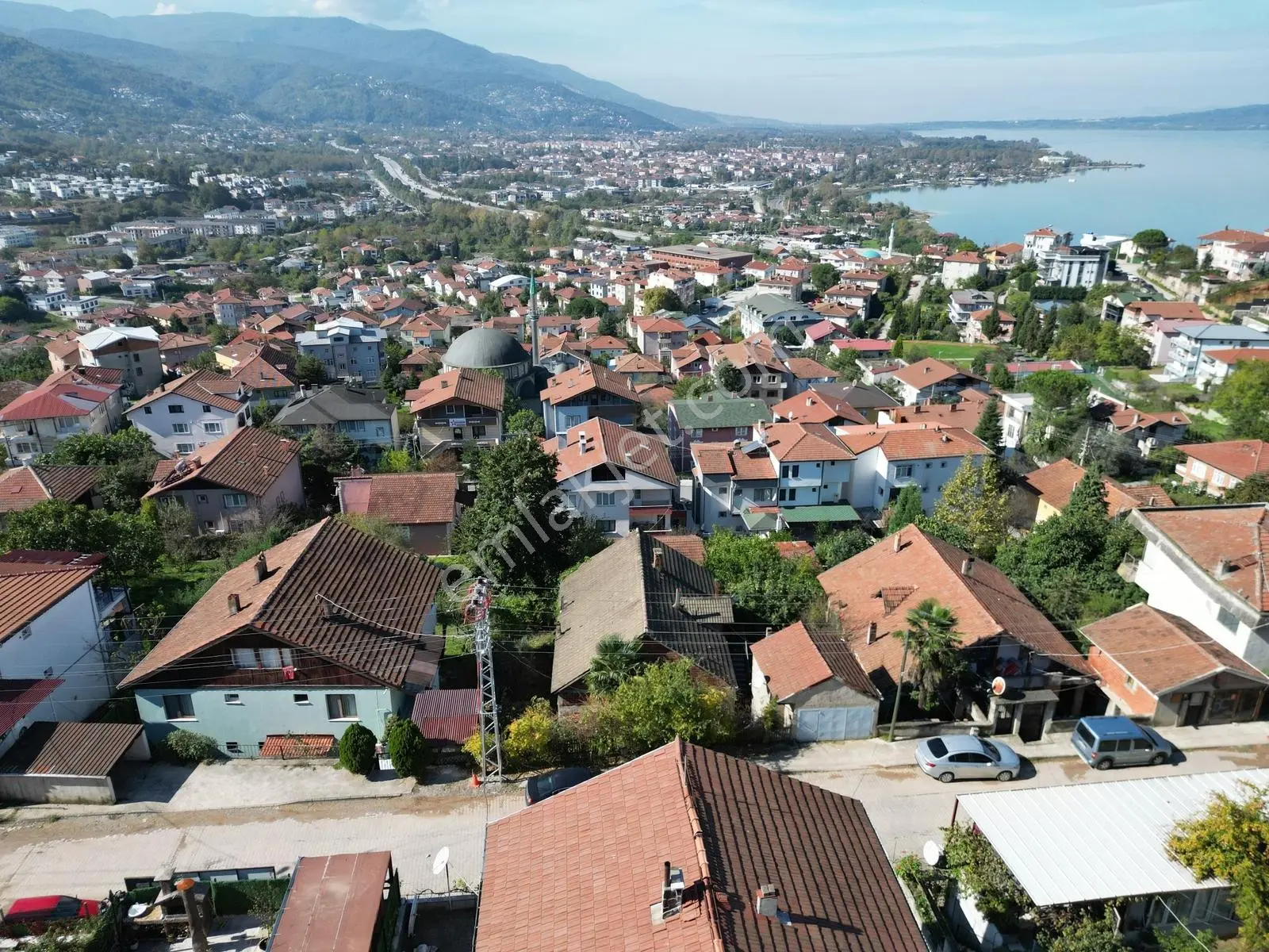 Satılık Göl Manzaralı E.müstakil Ev Ve 577 M2 İmarlı Arsa — fotoğraf 3