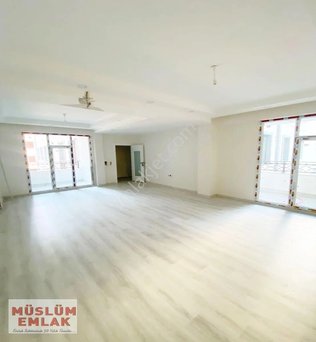 Müslüm Emlaktan Avcılar Merkezde Site İçerisinde Otoparklı Geniş 3+1 Daire