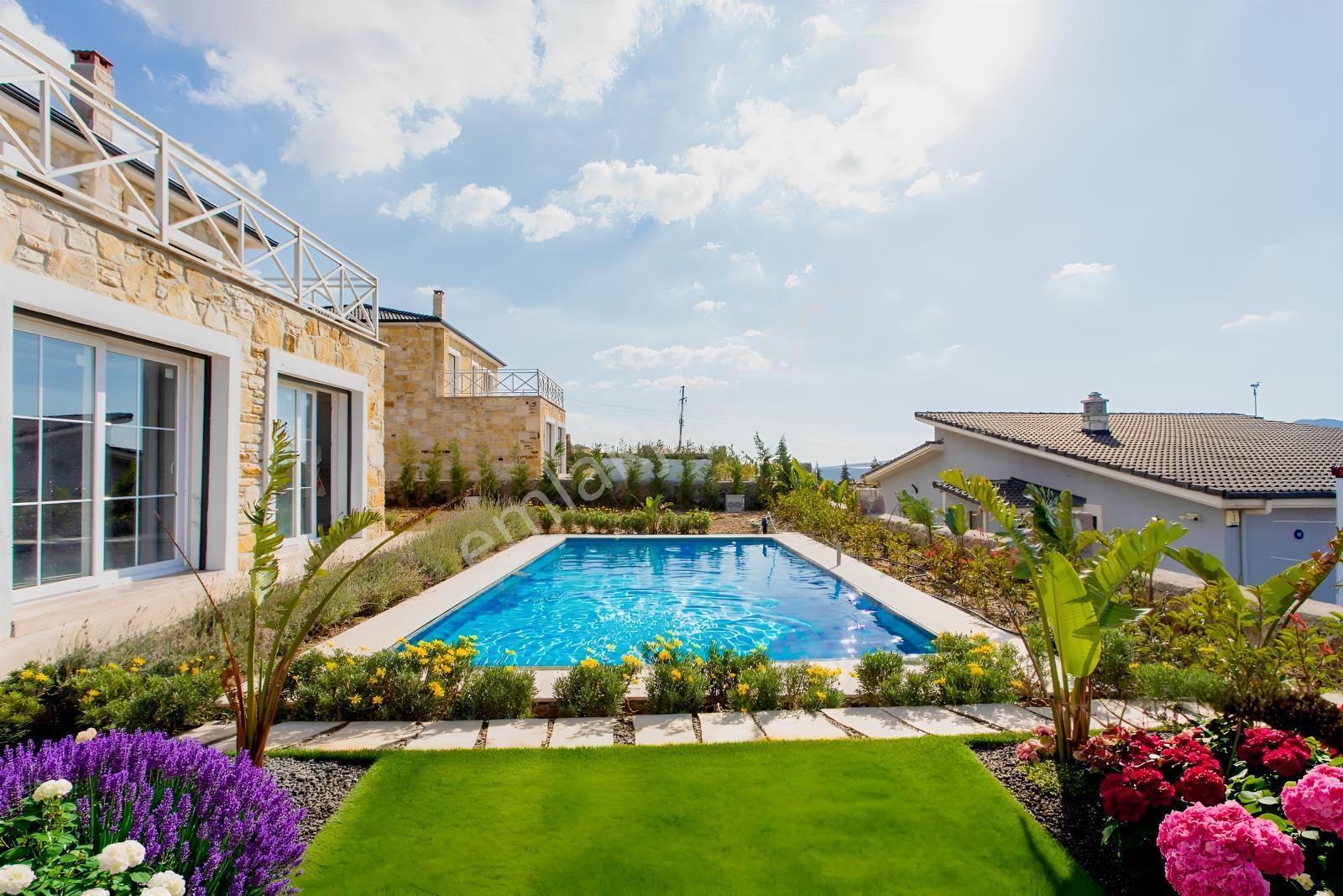 Foçaköy'de Satılık 5+1 Tam Müstakil Havuzlu Villa — fotoğraf 4