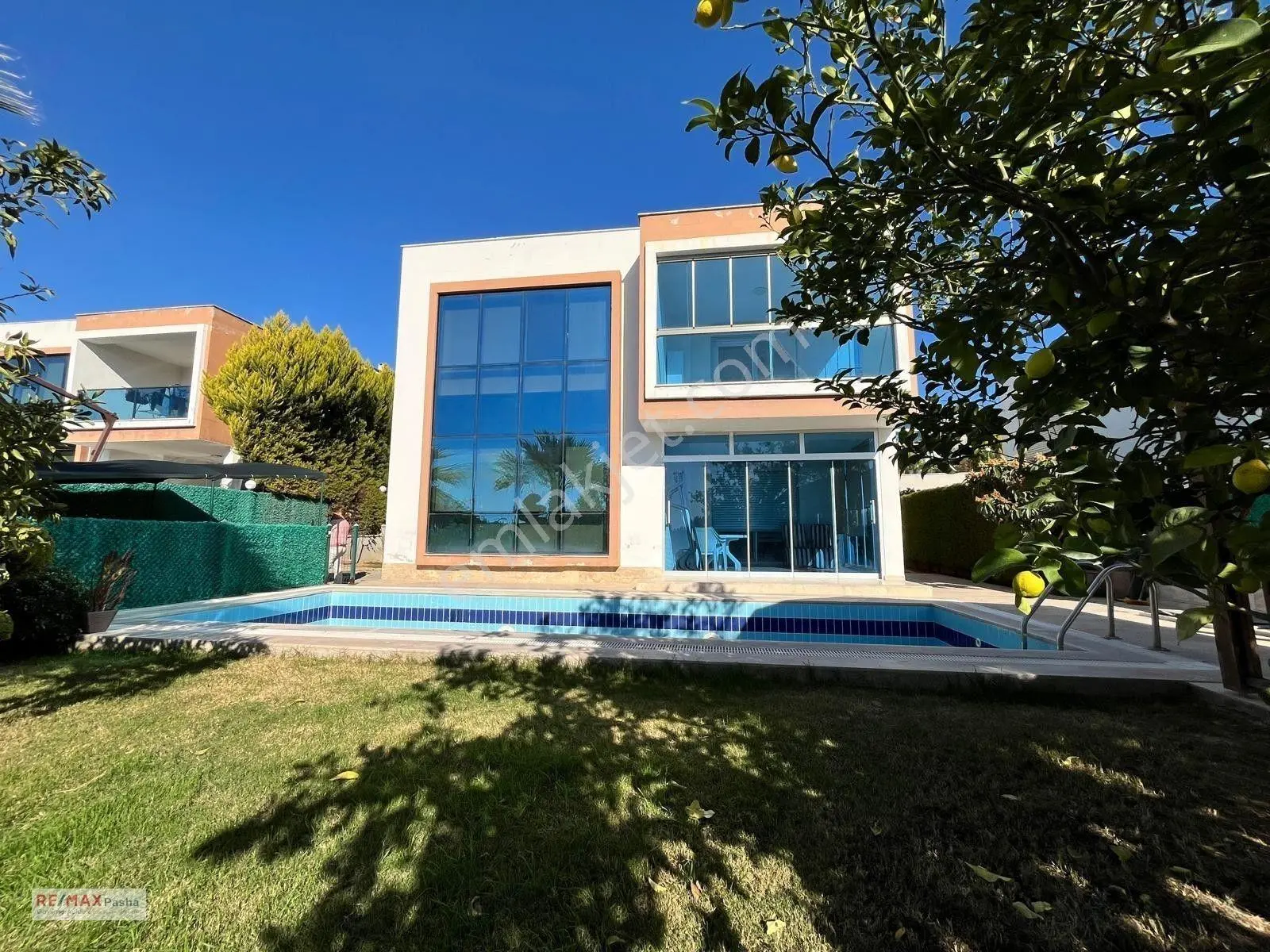 Kuşadası'nda 500 M² Arsa İçerisinde, Özel Havuzlu, Tam Müstakil 4+1 Villa — fotoğraf 2