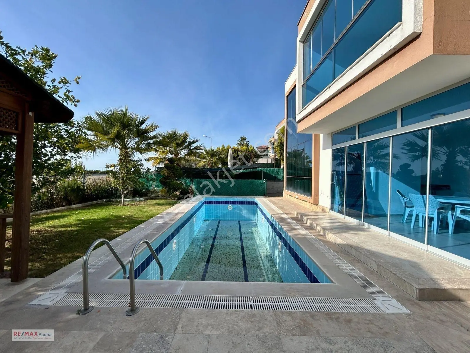 Kuşadası'nda 500 M² Arsa İçerisinde, Özel Havuzlu, Tam Müstakil 4+1 Villa — fotoğraf 3
