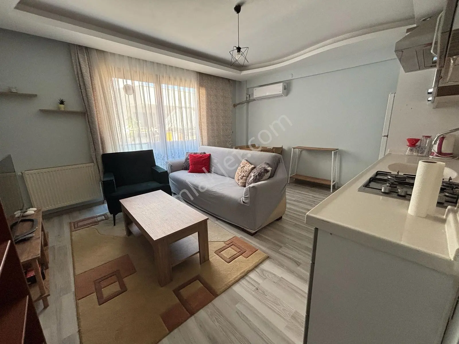 Anadolu Caddesinde Merkezi Konumda Eşyalı 1+1 Satılık Daire — fotoğraf 2