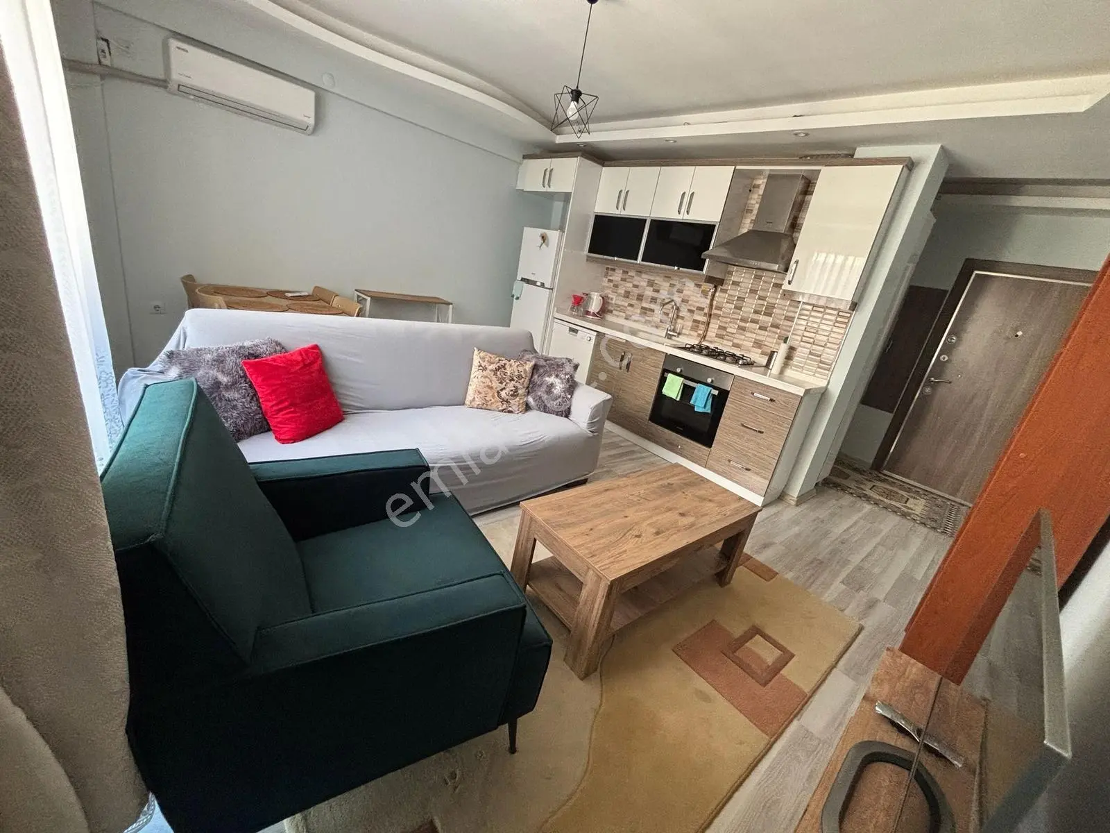Anadolu Caddesinde Merkezi Konumda Eşyalı 1+1 Satılık Daire — fotoğraf 3