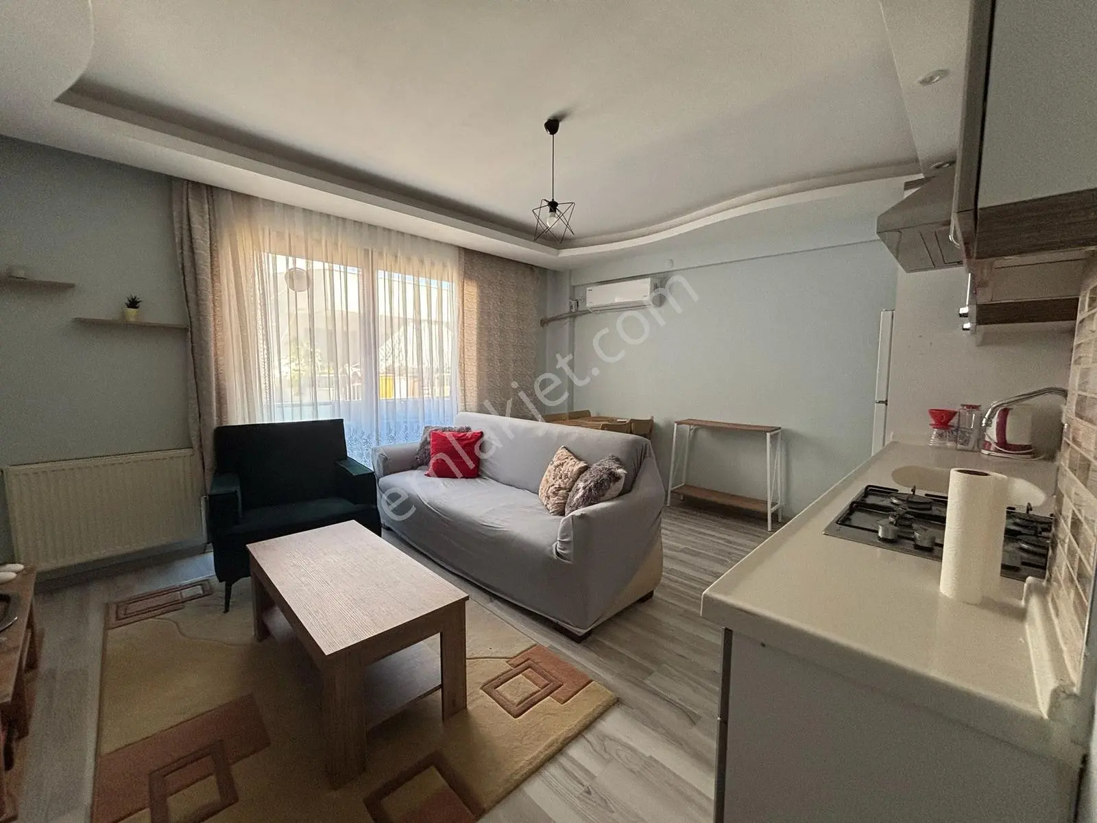 Anadolu Caddesinde Merkezi Konumda Eşyalı 1+1 Satılık Daire — fotoğraf 4