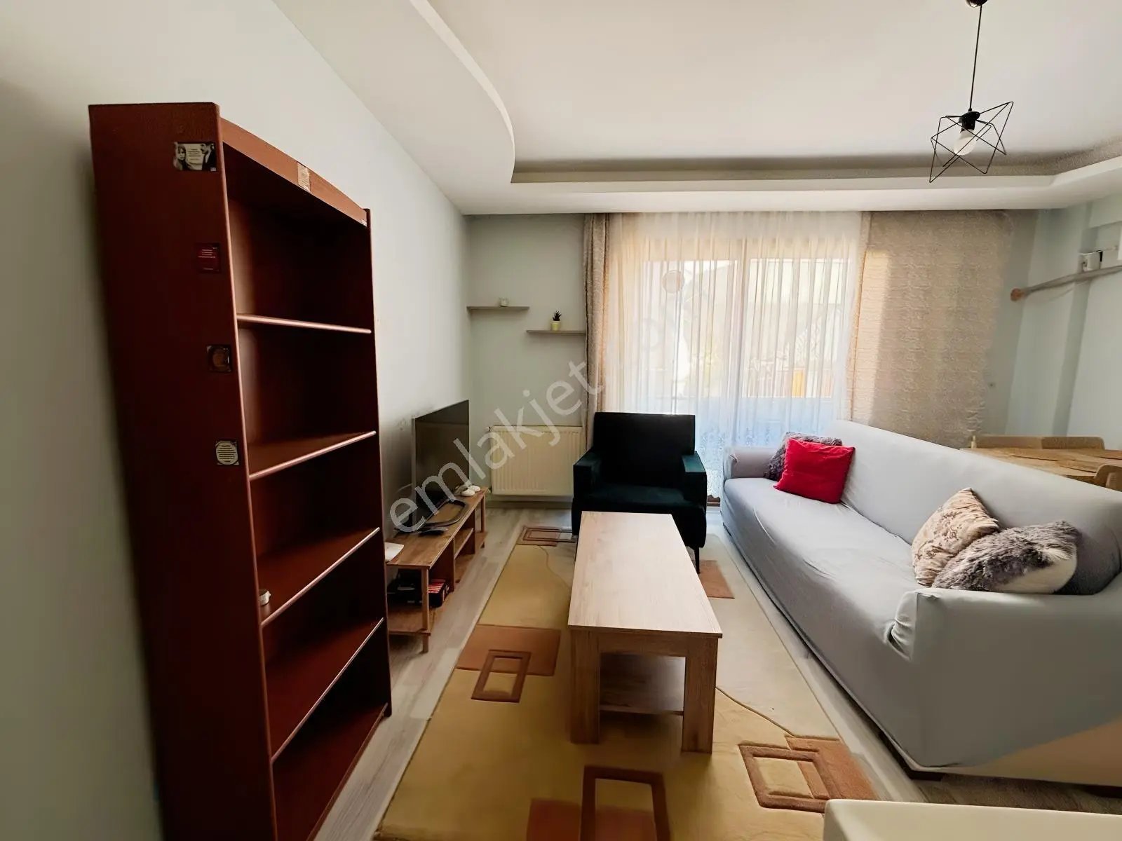 Anadolu Caddesinde Merkezi Konumda Eşyalı 1+1 Satılık Daire — fotoğraf 5