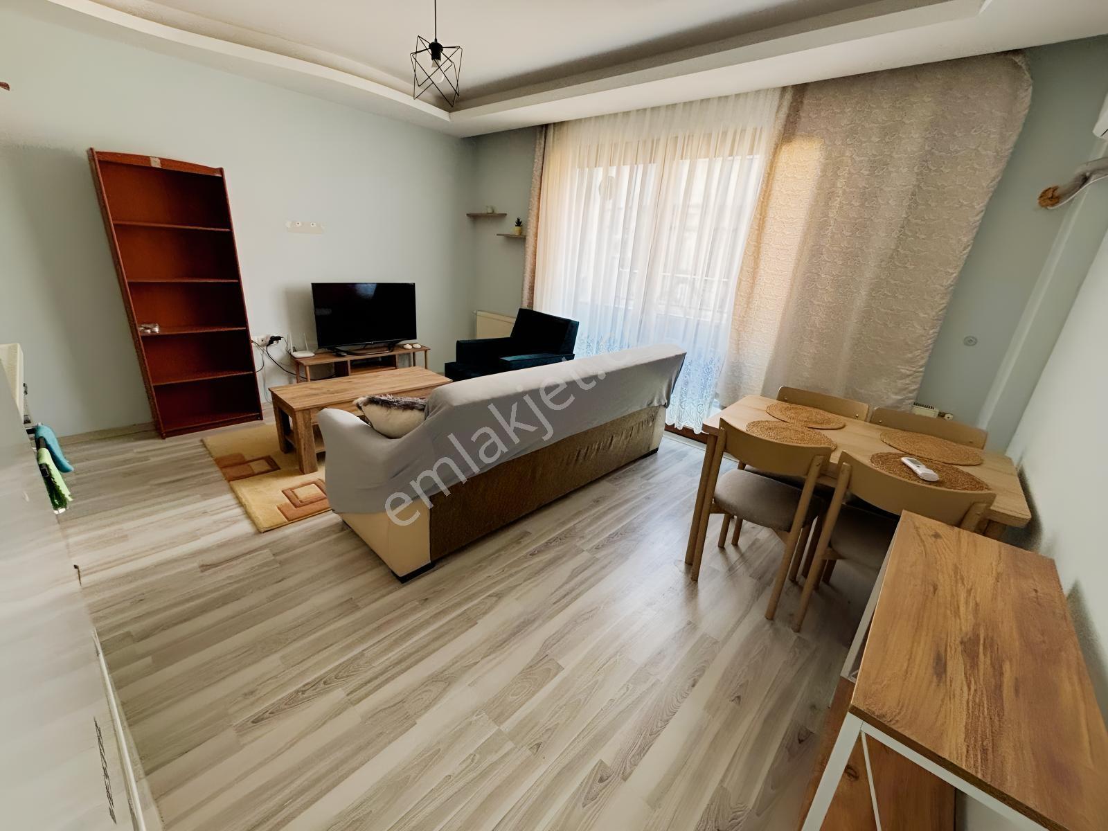 Anadolu Caddesinde Merkezi Konumda Eşyalı 1+1 Satılık Daire — fotoğraf 6