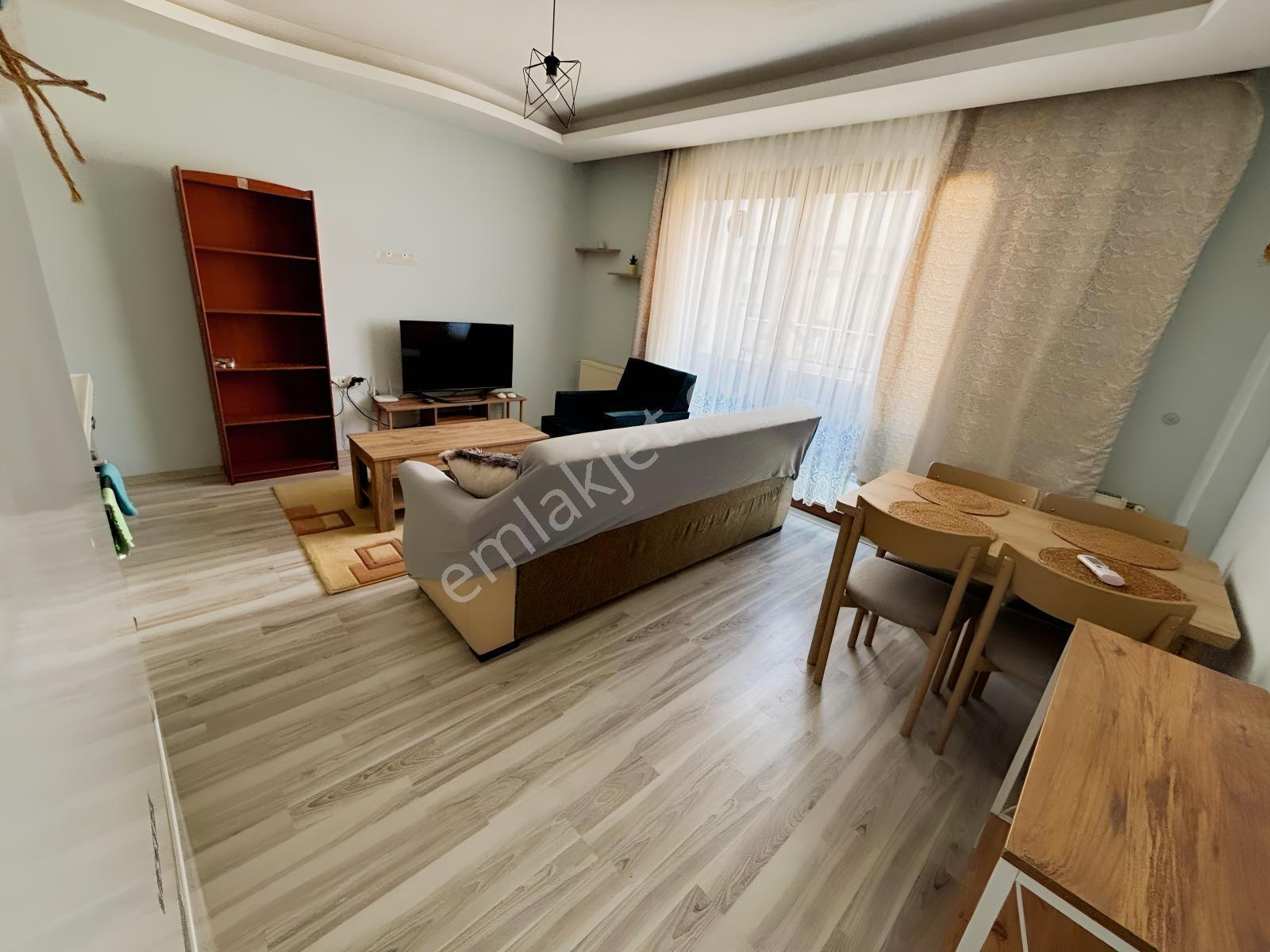 Anadolu Caddesinde Merkezi Konumda Eşyalı 1+1 Satılık Daire — fotoğraf 7