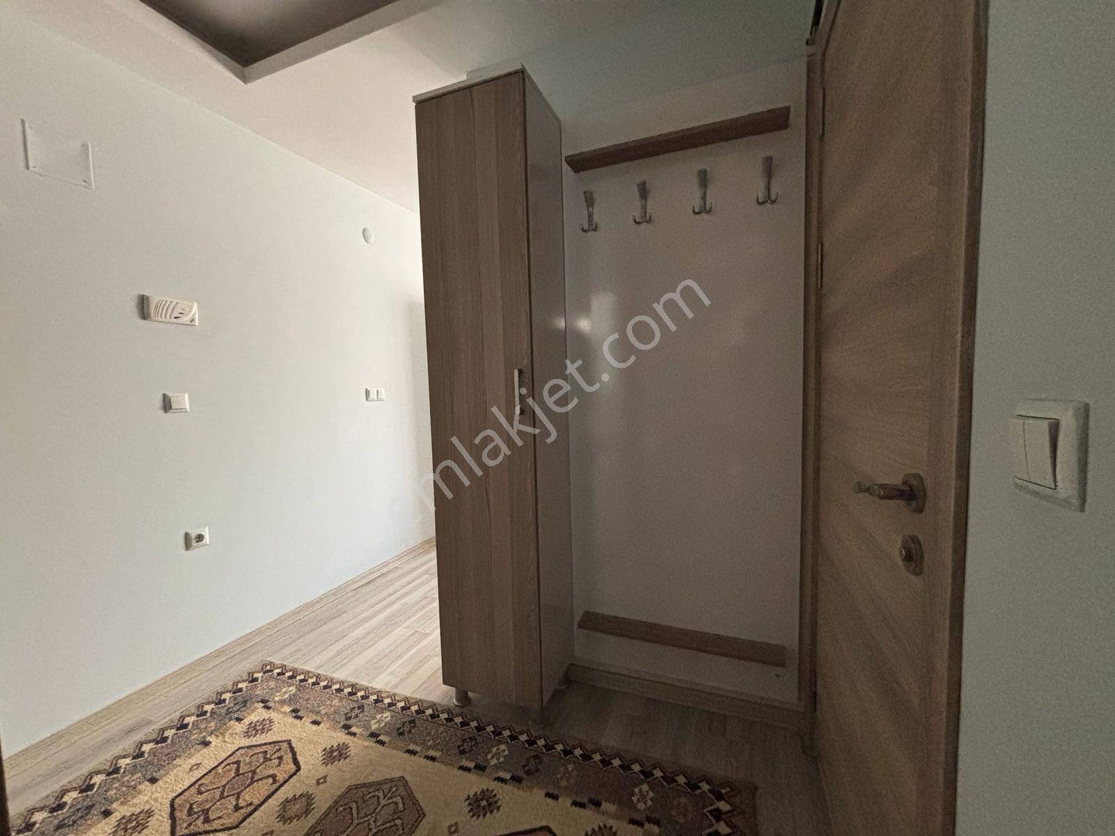 Anadolu Caddesinde Merkezi Konumda Eşyalı 1+1 Satılık Daire — fotoğraf 14