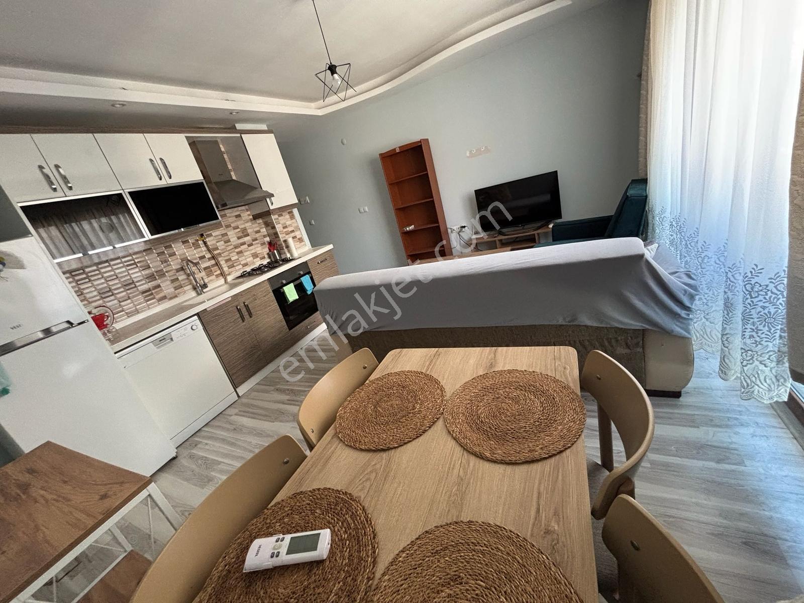Anadolu Caddesinde Merkezi Konumda Eşyalı 1+1 Satılık Daire — fotoğraf 16