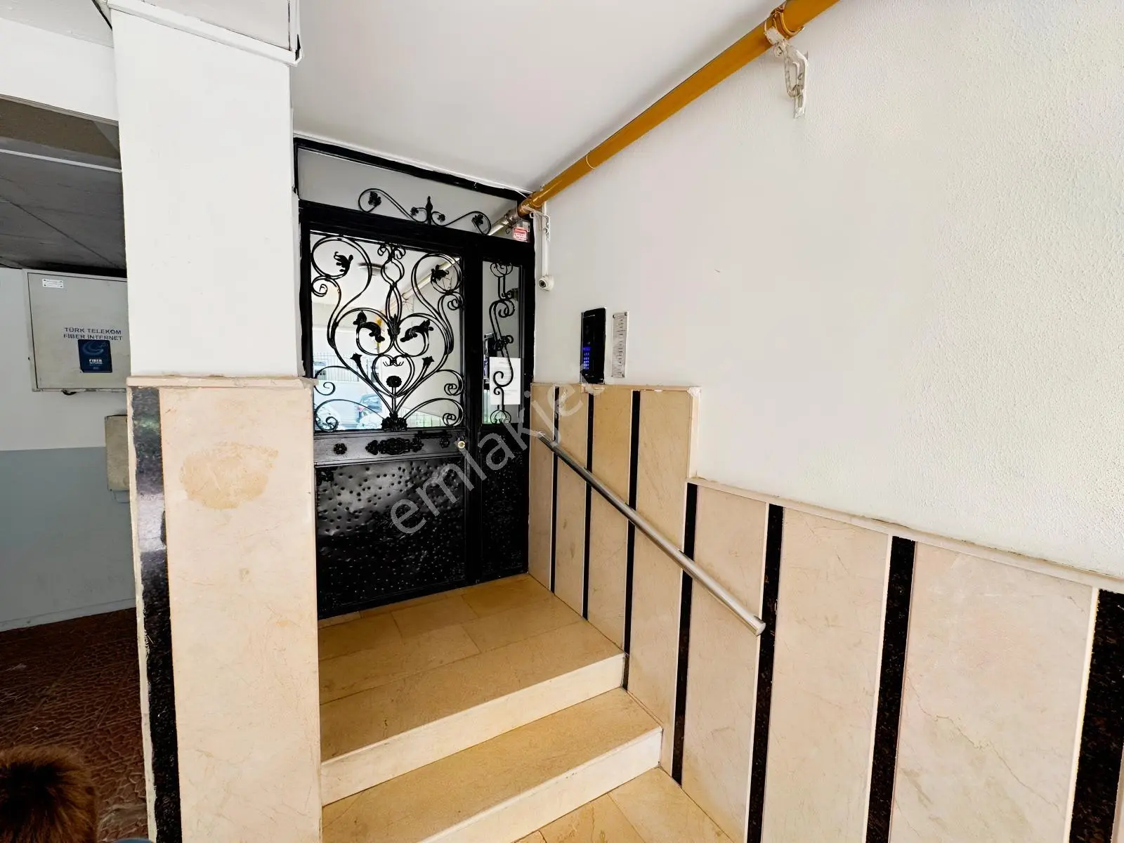 Demirköprü'de Merkezi Konumda, Tadilatlı Satılık 3+1 Daire — fotoğraf 2
