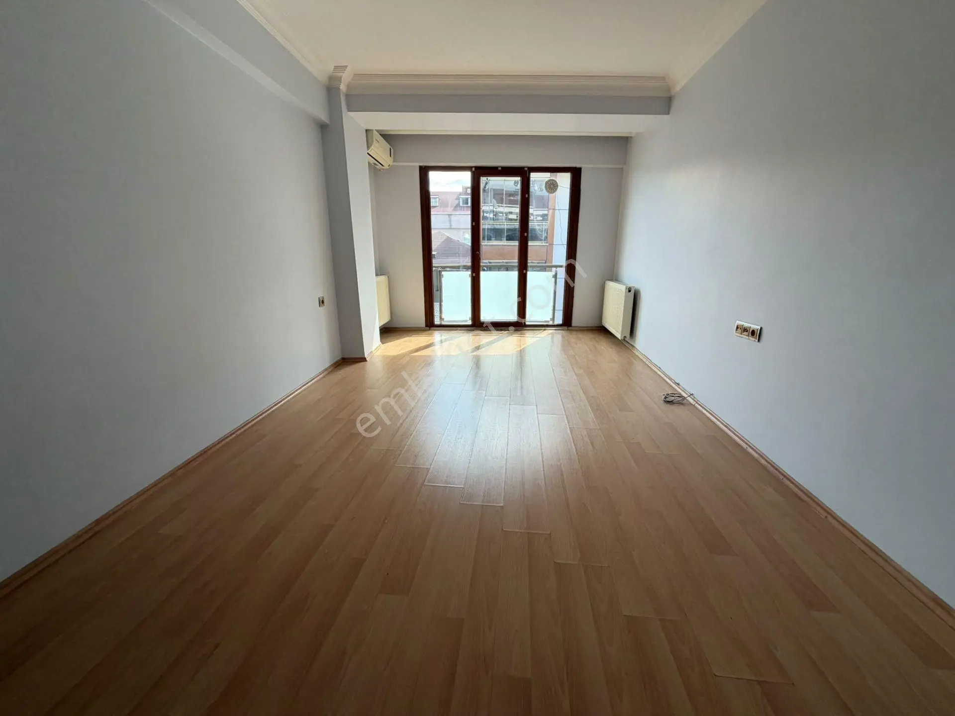 Sefaköy' Merkez'De Metröbüse Çok Yakın Geniş Ferah 1+1 Daire