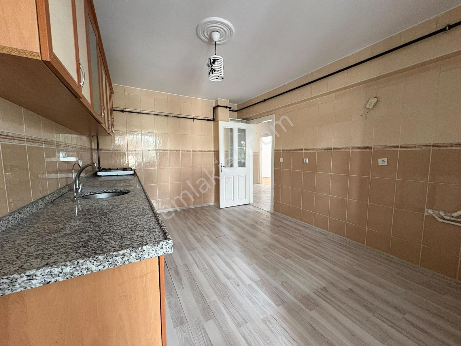 Ulukaya*neşet Ertaş Cad.yanı Katta Ön Cephe Masrafsız 3+1 Daire — fotoğraf 2