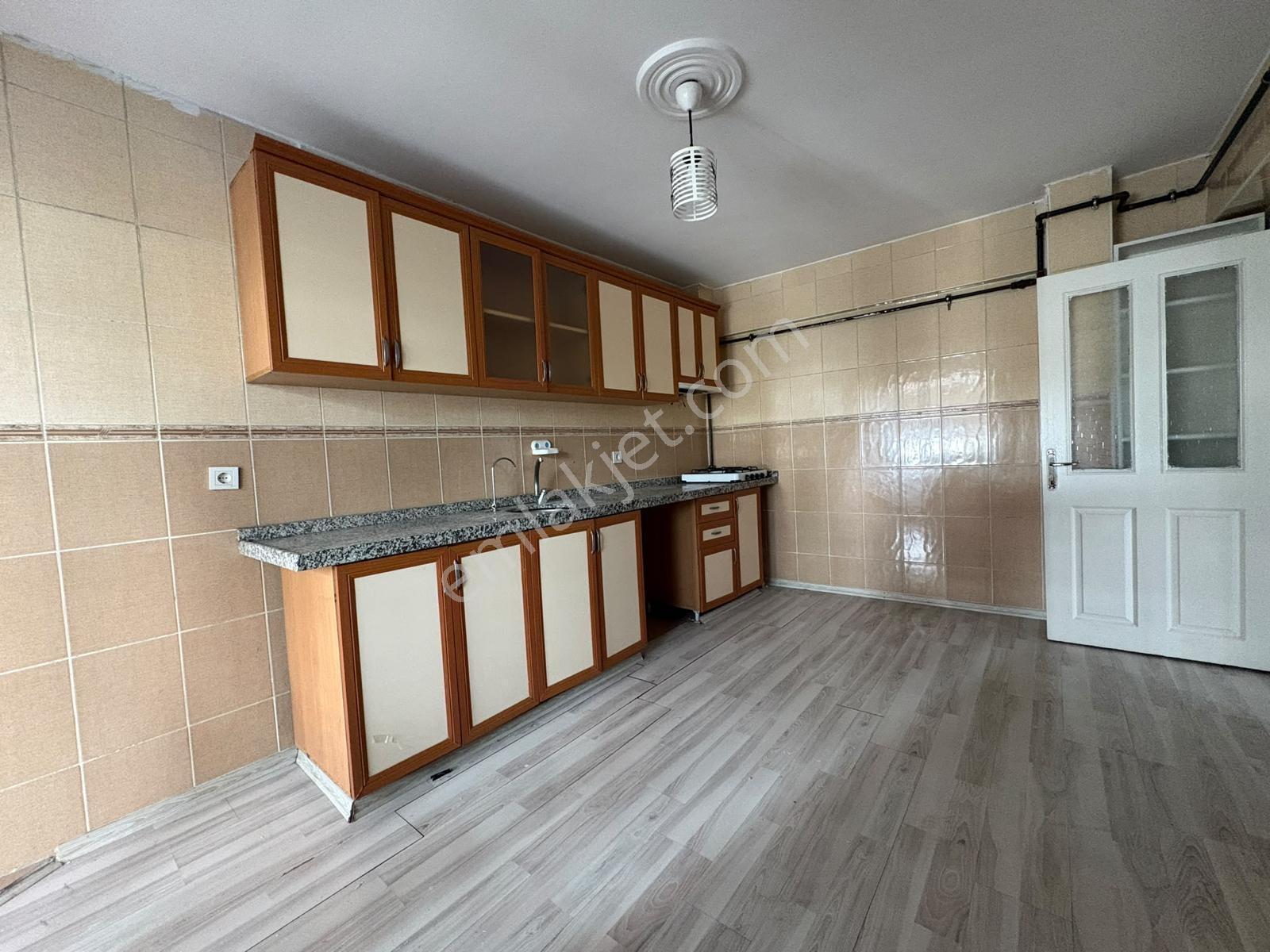 Ulukaya*neşet Ertaş Cad.yanı Katta Ön Cephe Masrafsız 3+1 Daire — fotoğraf 3