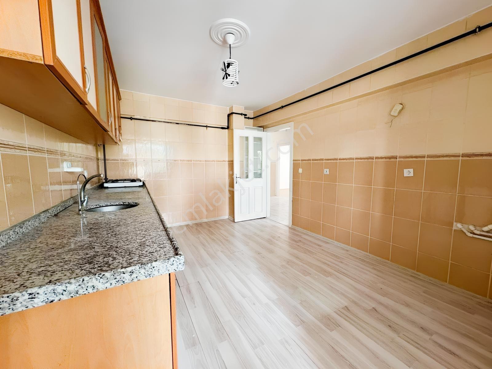 Ulukaya*neşet Ertaş Cad.yanı Katta Ön Cephe Masrafsız 3+1 Daire — fotoğraf 33