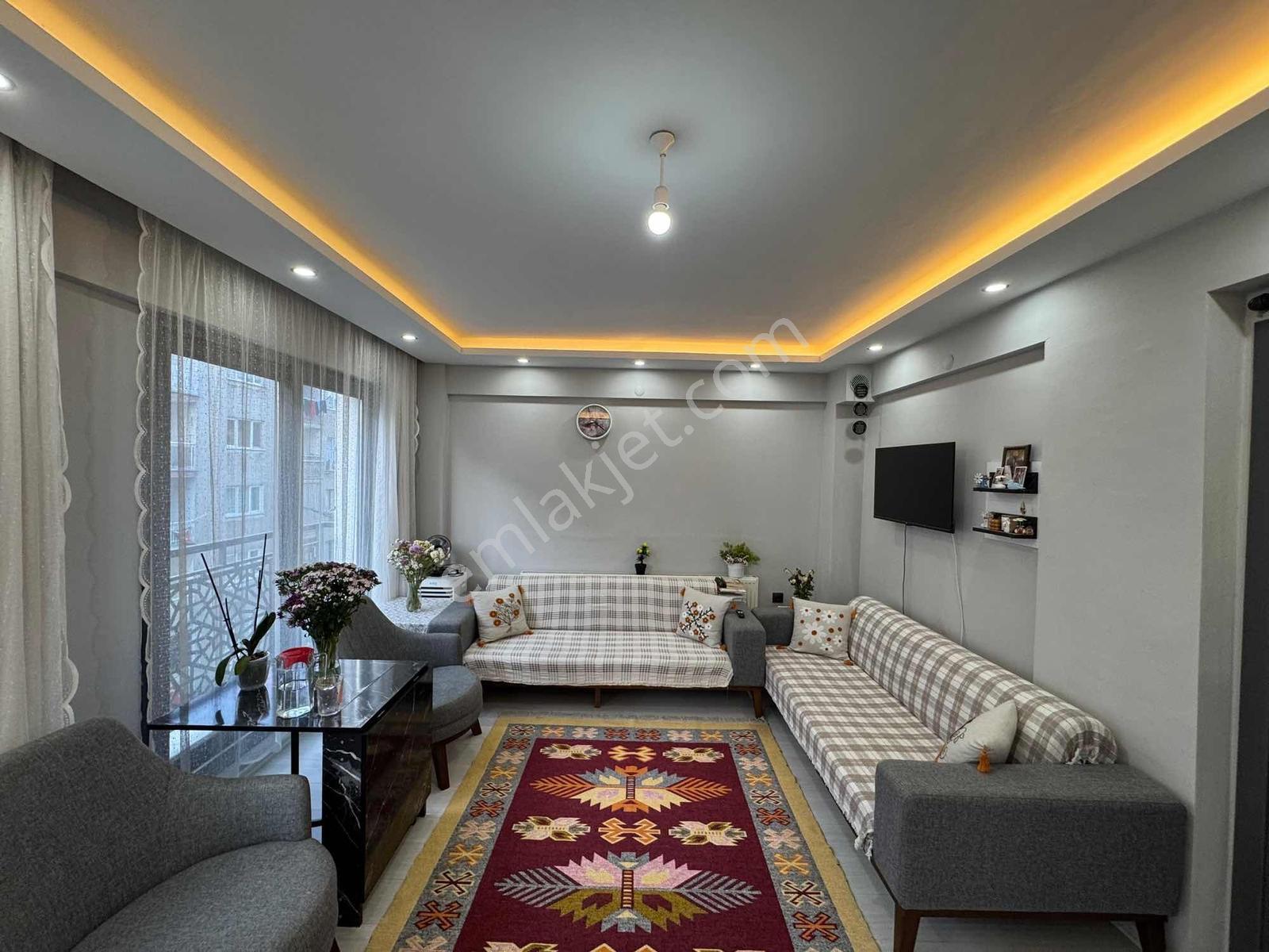 Ege Mah.cadde Üstünde Satılık 1+1 Ara Kat Daire — fotoğraf 2