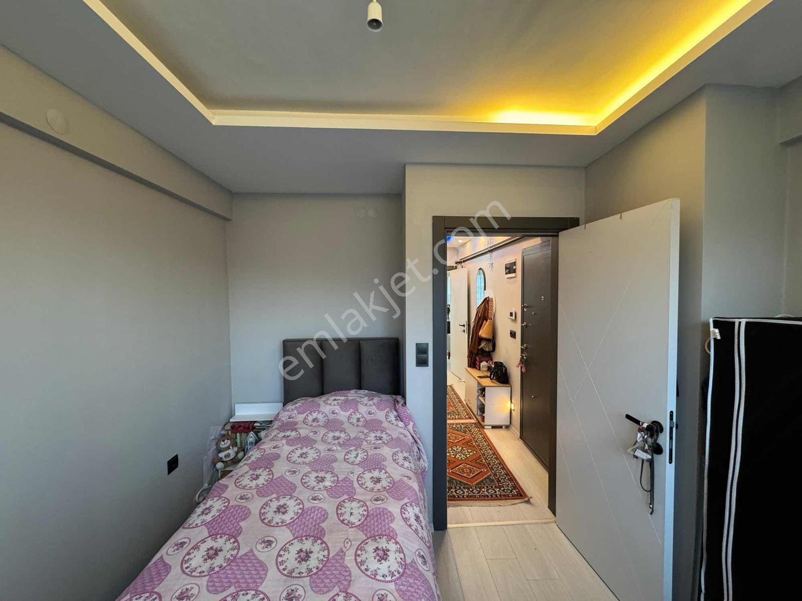 Ege Mah.cadde Üstünde Satılık 1+1 Ara Kat Daire — fotoğraf 5