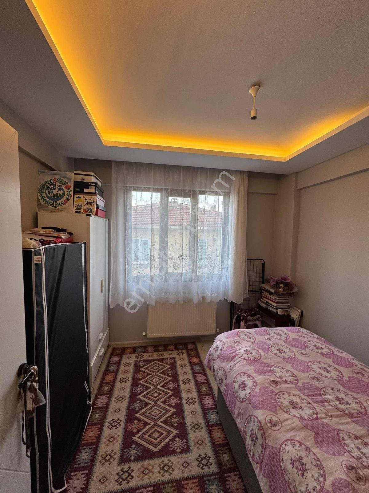 Ege Mah.cadde Üstünde Satılık 1+1 Ara Kat Daire — fotoğraf 6