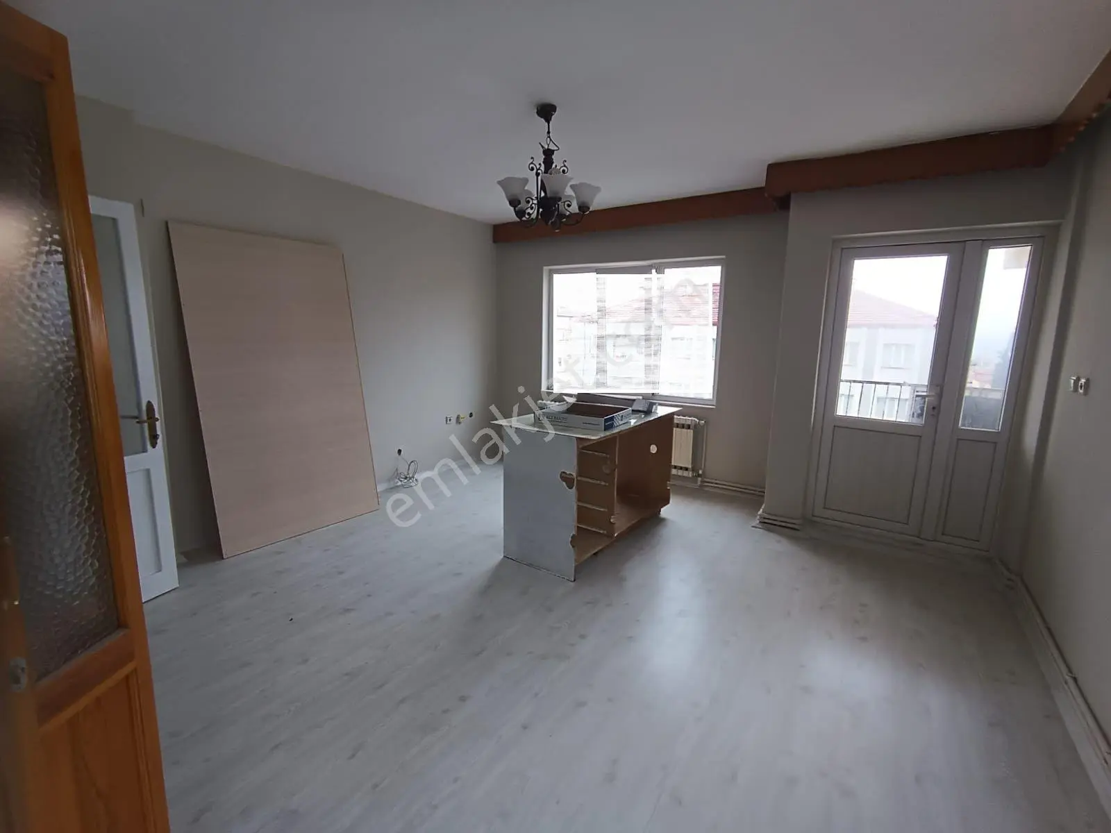 Ender Uysal Gayrimenkulden Sitelerde İçi Tadilatlı 3+1 Asansörlü Satılık Daire..