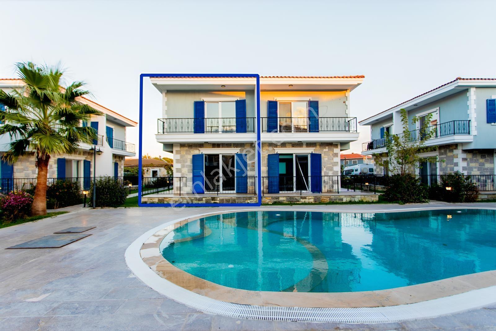 Foça Hacıveli Mah. Havuzlu Site İçerisinde Satılık 3+1 Villa