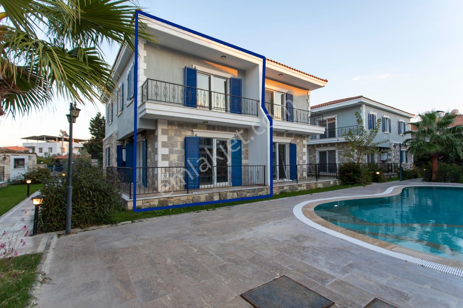 Foça Hacıveli Mah. Havuzlu Site İçerisinde Satılık 3+1 Villa — fotoğraf 2