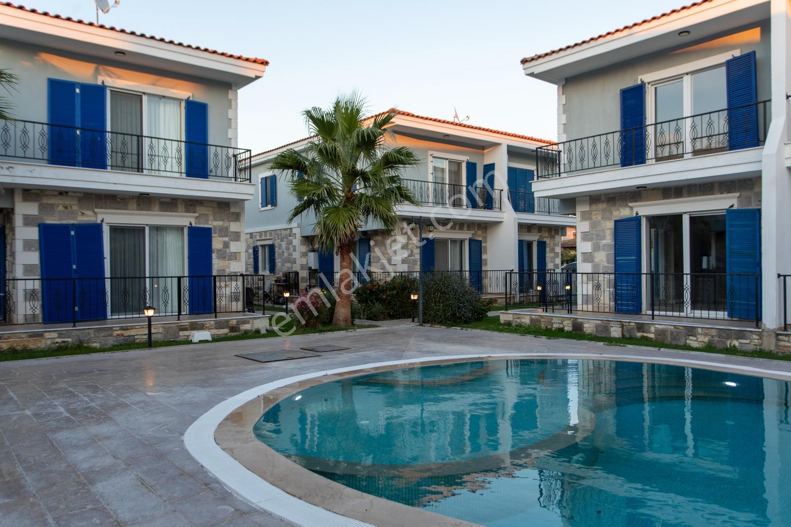 Foça Hacıveli Mah. Havuzlu Site İçerisinde Satılık 3+1 Villa — fotoğraf 3