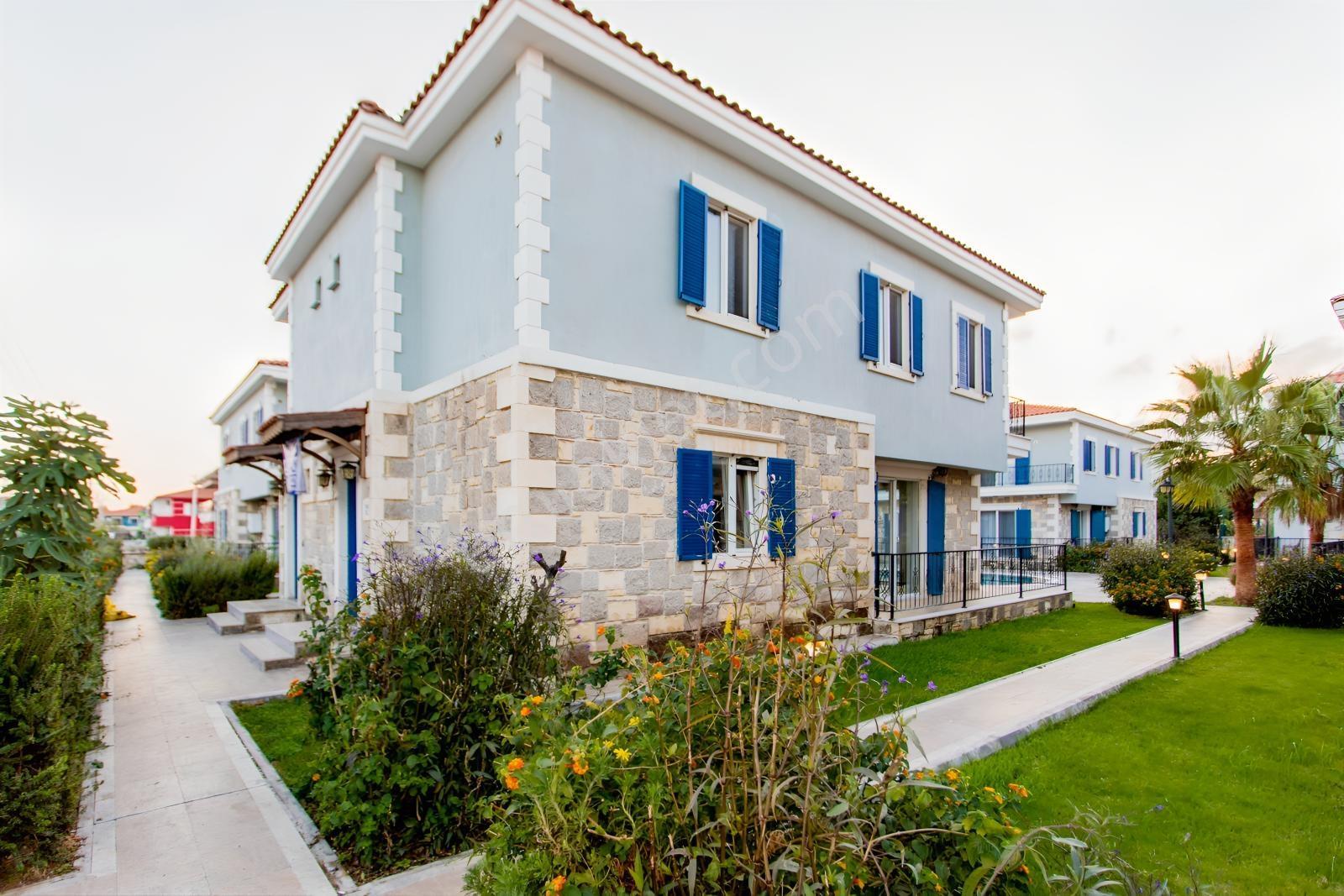 Foça Hacıveli Mah. Havuzlu Site İçerisinde Satılık 3+1 Villa — fotoğraf 4