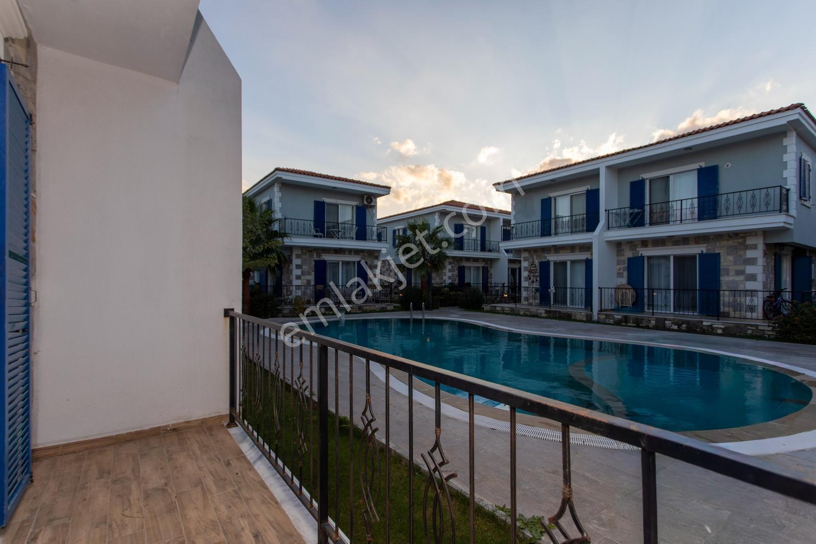 Foça Hacıveli Mah. Havuzlu Site İçerisinde Satılık 3+1 Villa — fotoğraf 13