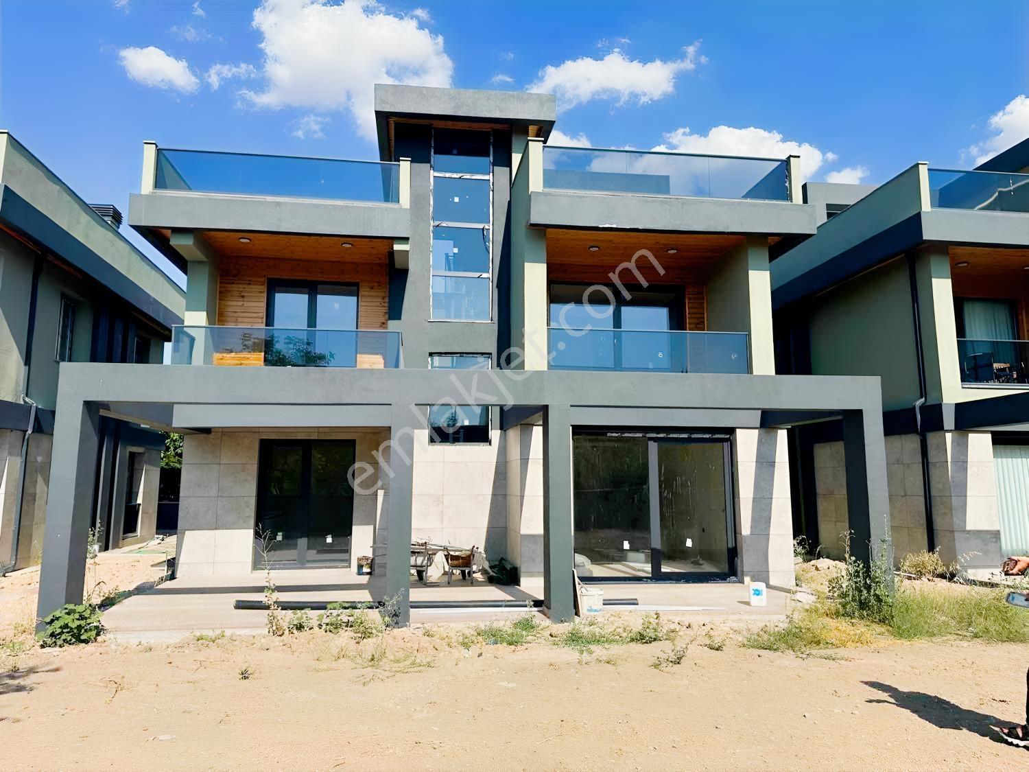 Yeni Bağlıca'Da Teraslı 5+1 Yapılı Ve Sıfır Müstakil Villa
