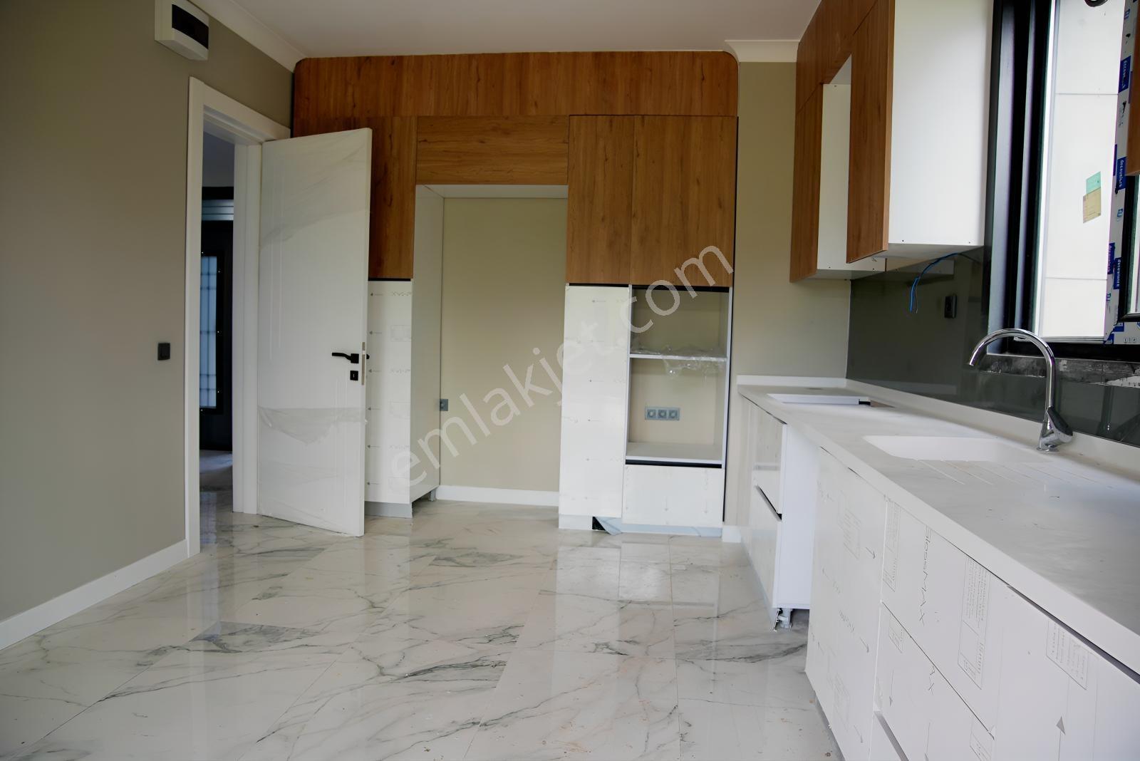Yeni Bağlıca'da Teraslı 5+1 Yapılı Ve Sıfır Müstakil Villa — fotoğraf 11