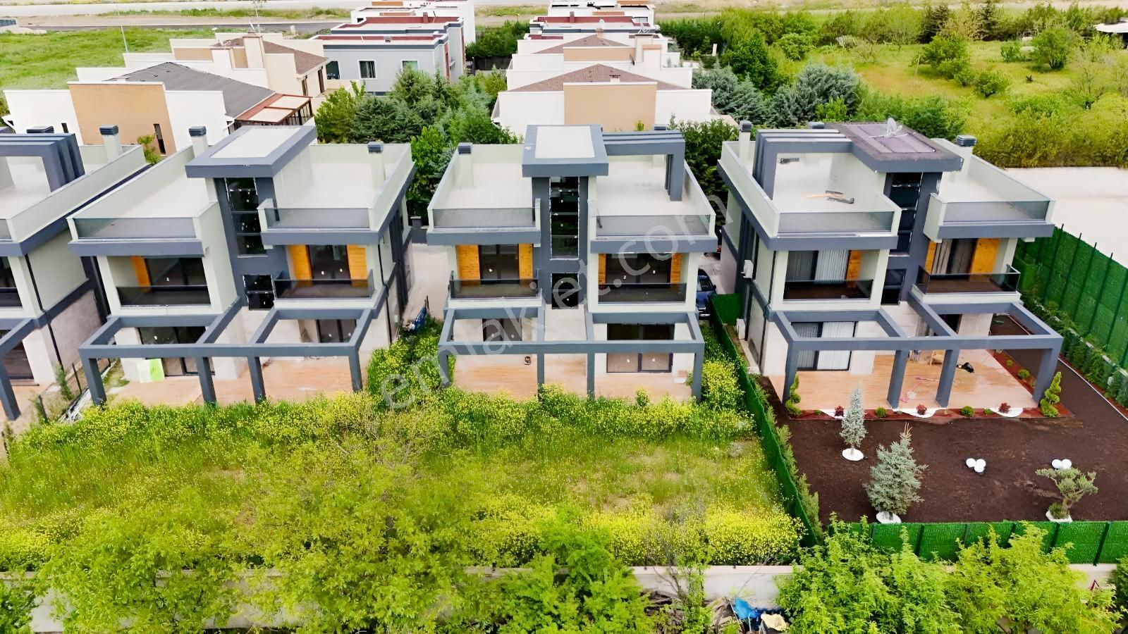 Yeni Bağlıca'da Teraslı 5+1 Yapılı Ve Sıfır Müstakil Villa — fotoğraf 32