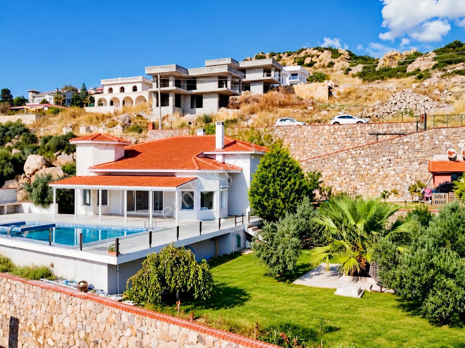 Foçaköy'De Muhteşem Deniz Manzaralı Geniş Arsalı 3+1 Villa