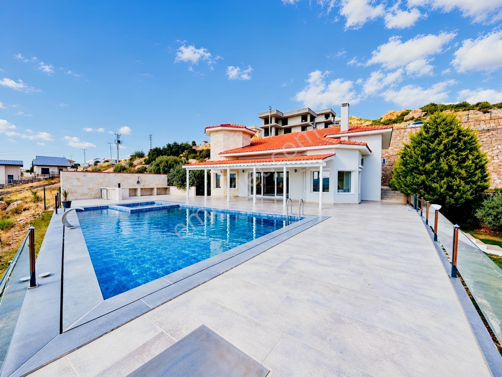 Foçaköy'de Muhteşem Deniz Manzaralı Geniş Arsalı 3+1 Villa — fotoğraf 2