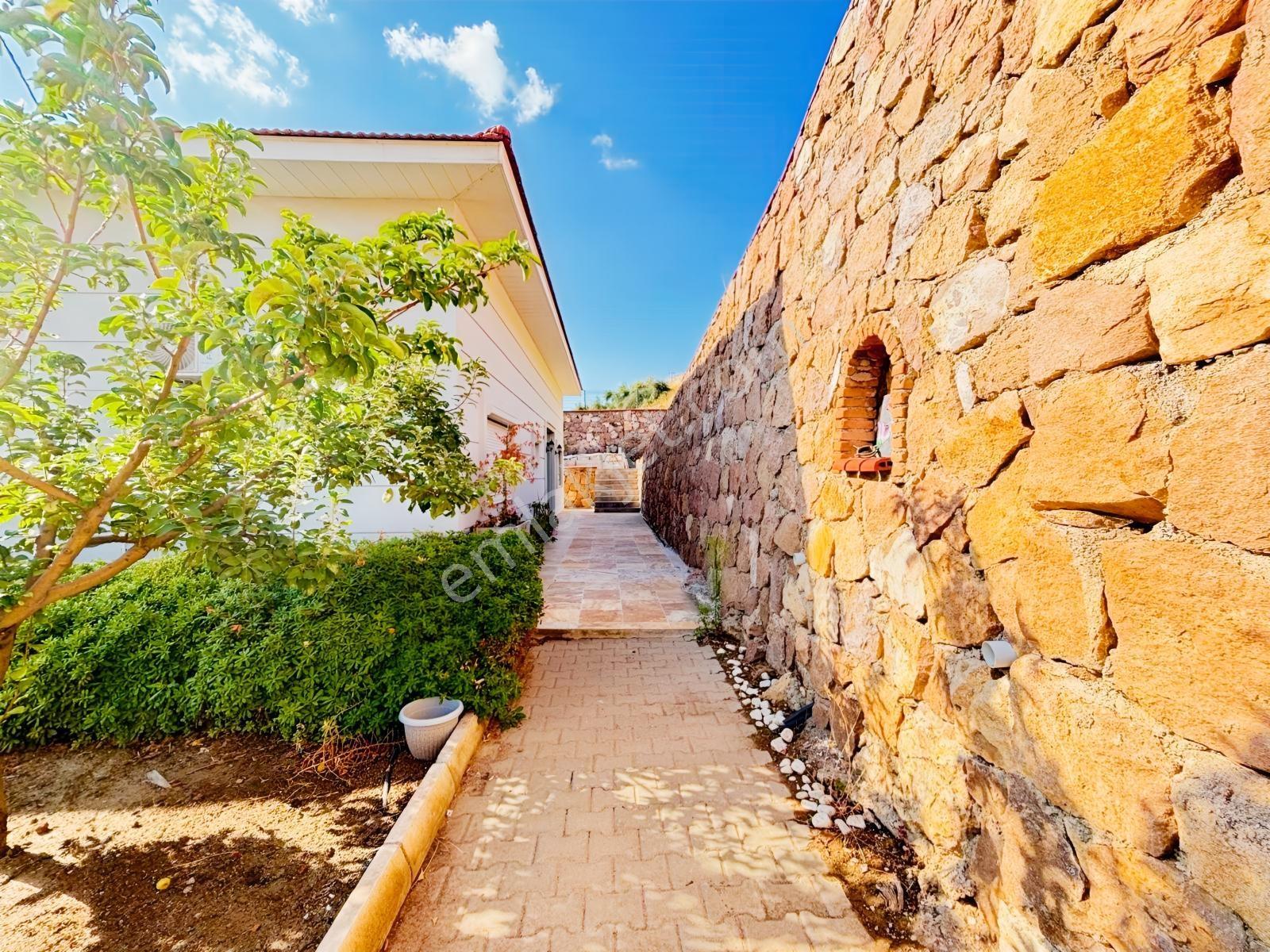 Foçaköy'de Muhteşem Deniz Manzaralı Geniş Arsalı 3+1 Villa — fotoğraf 26