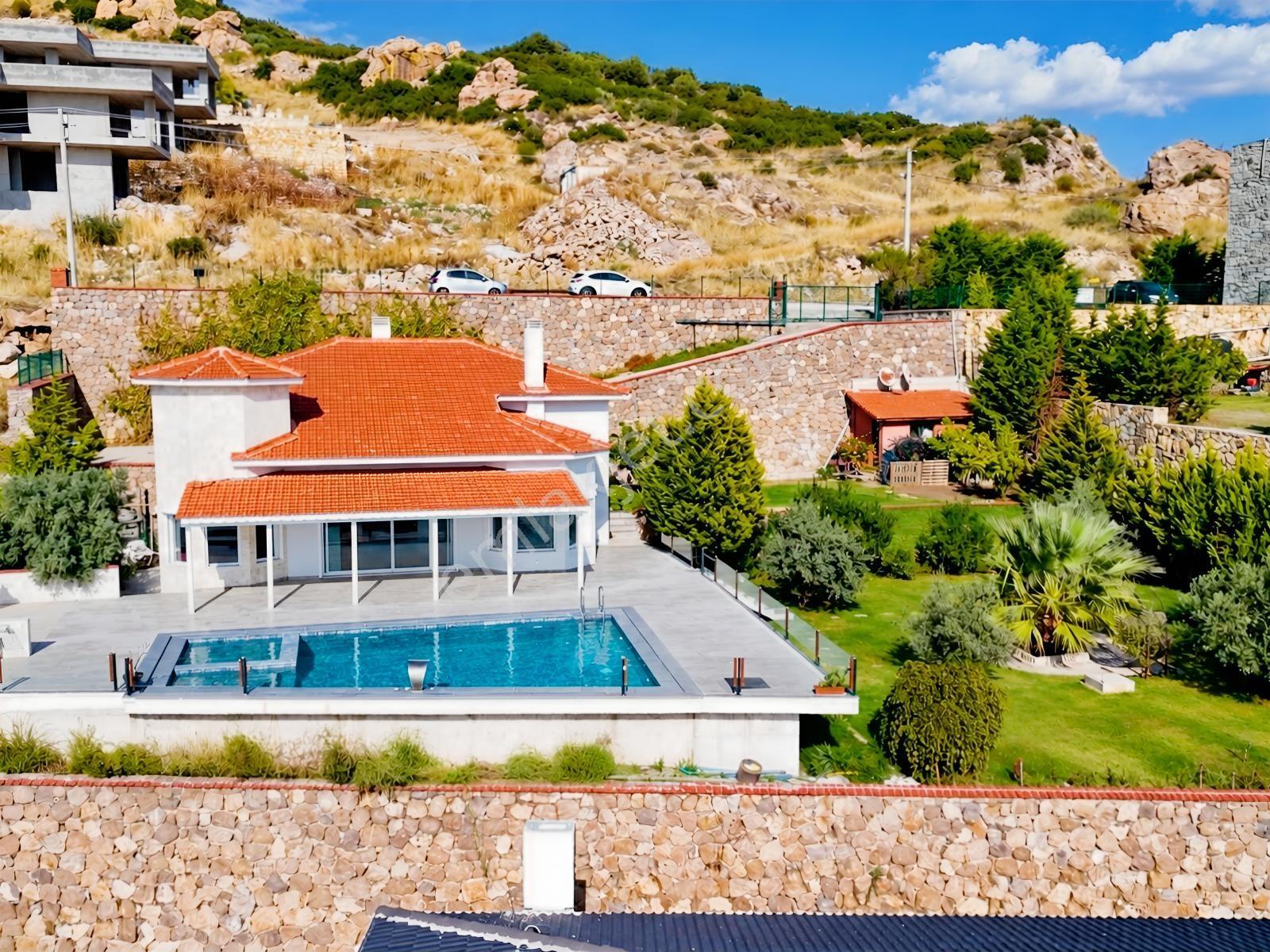 Foçaköy'de Muhteşem Deniz Manzaralı Geniş Arsalı 3+1 Villa — fotoğraf 35