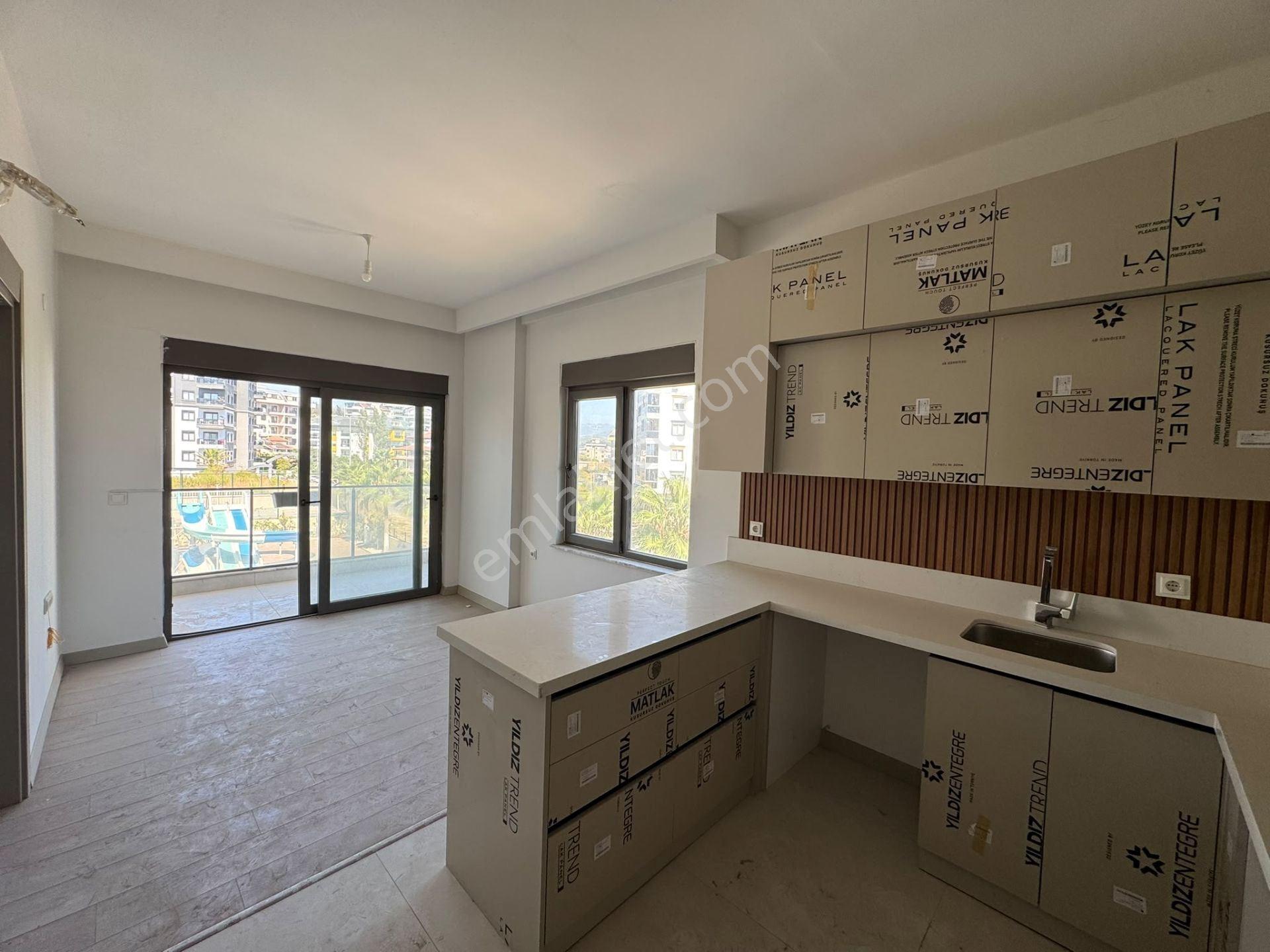 Alanya Avsallarda Havuz Manzaralı 1+1 Satılık Daire — fotoğraf 6