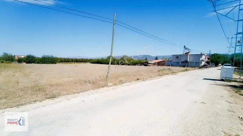 Korkuteli Yazır'Da 1.521 M² Köyiçi Ev Yapılabilen Satılık Tarla