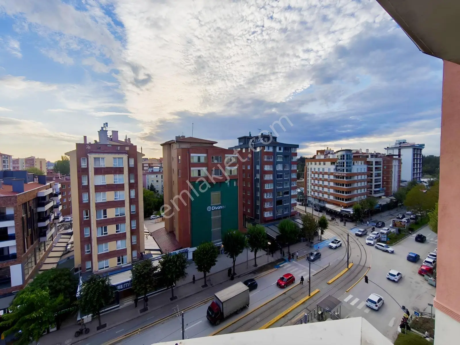 Üniversite Caddesi Üzeri Mükemmel Konumda 3+1 Satılık Daire
