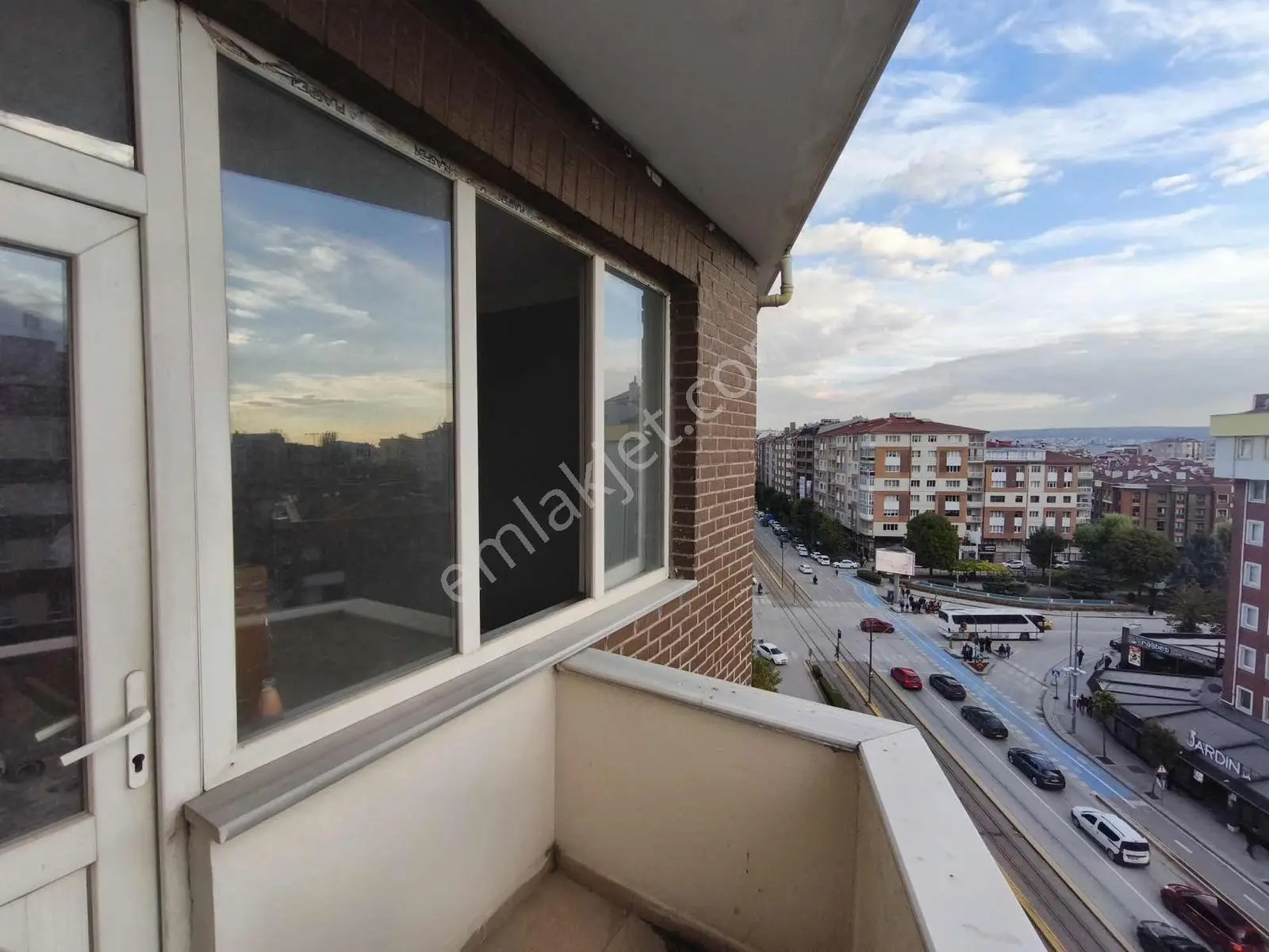 Üniversite Caddesi Üzeri Mükemmel Konumda 3+1 Satılık Daire — fotoğraf 3