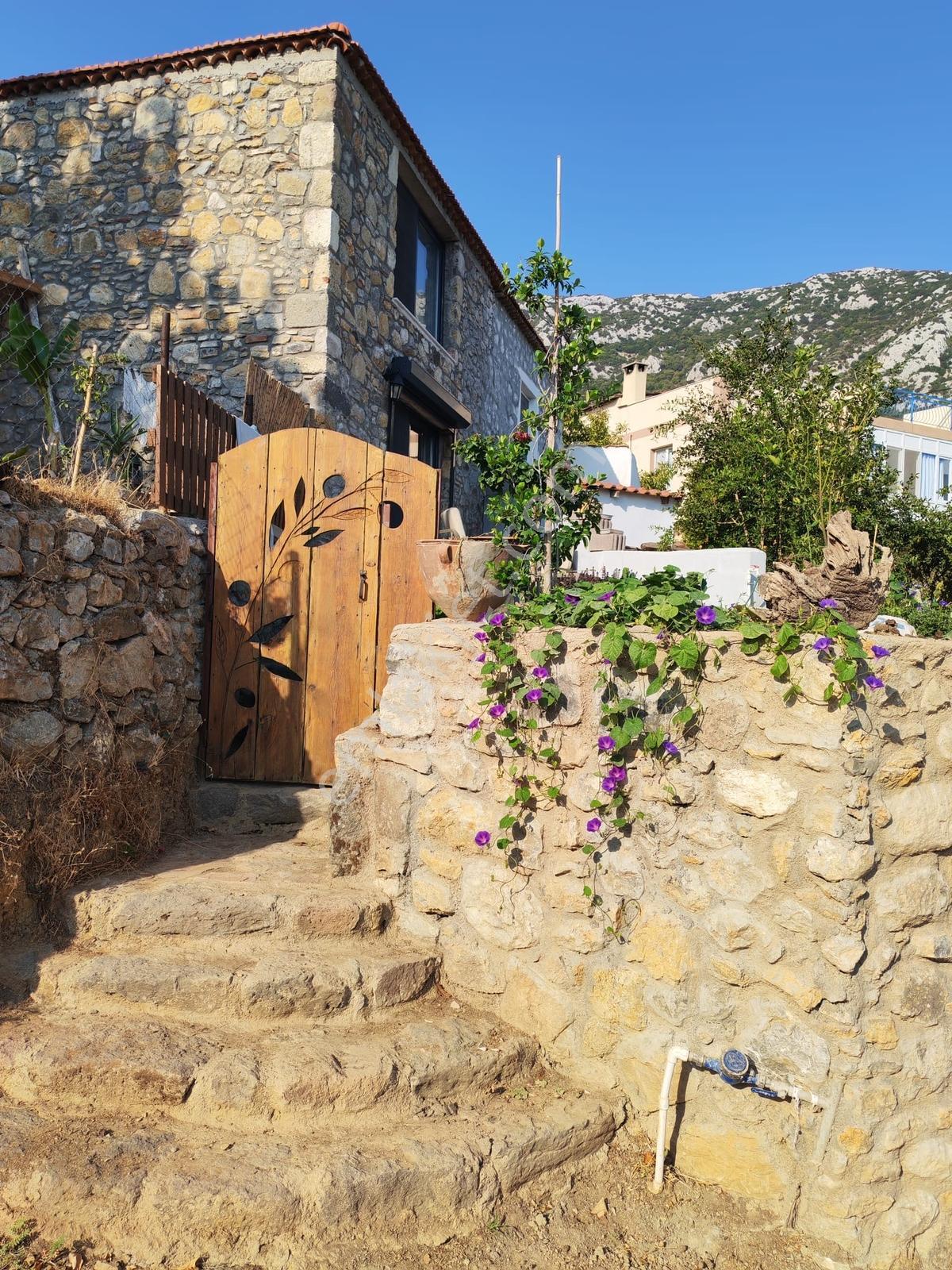 Deniz Manzaralı Satılık Taş Ev — fotoğraf 2
